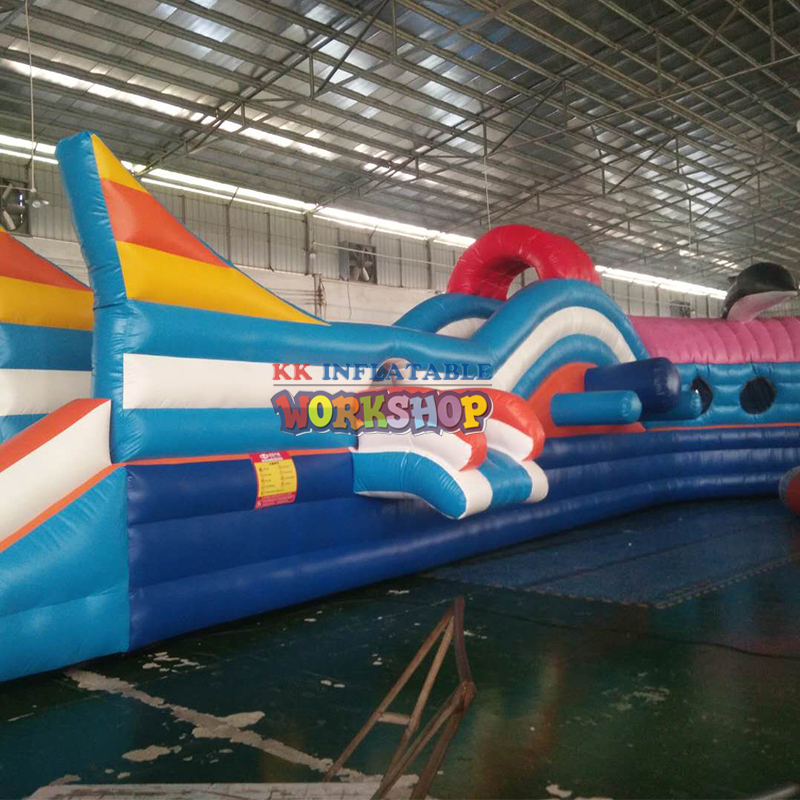 Parque acuático inflable con temática épica: castillo hinchable, trampolín y un enorme tobogán de agua desmontable. 3