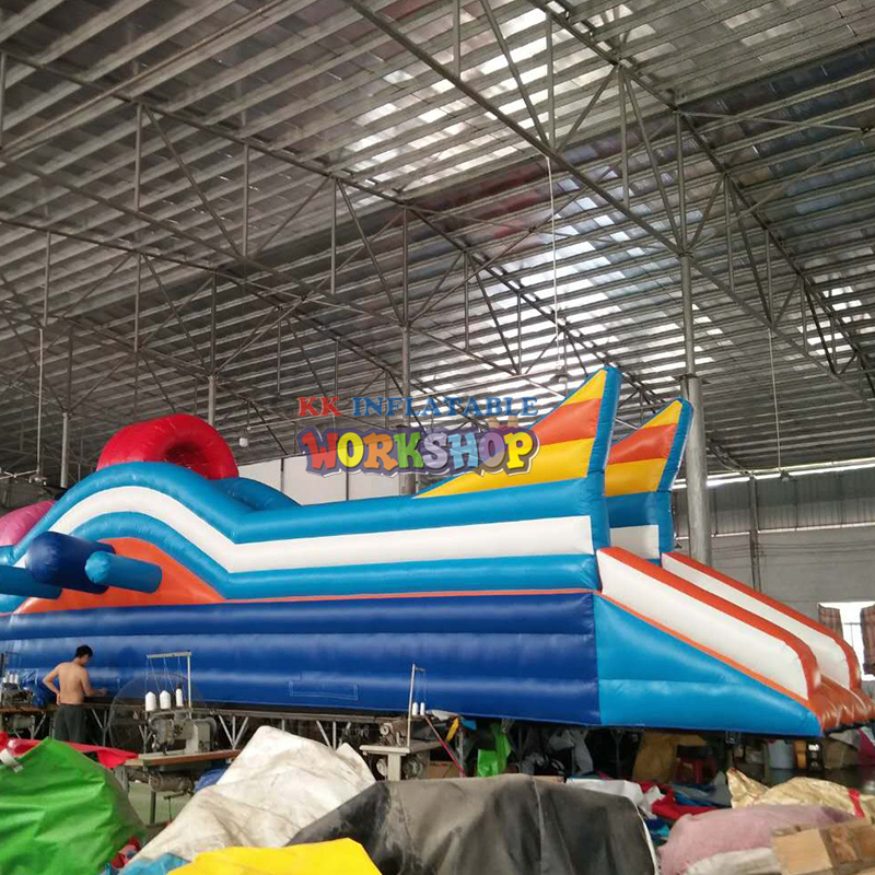 Parque acuático inflable con temática épica: castillo hinchable, trampolín y un enorme tobogán de agua desmontable. 4