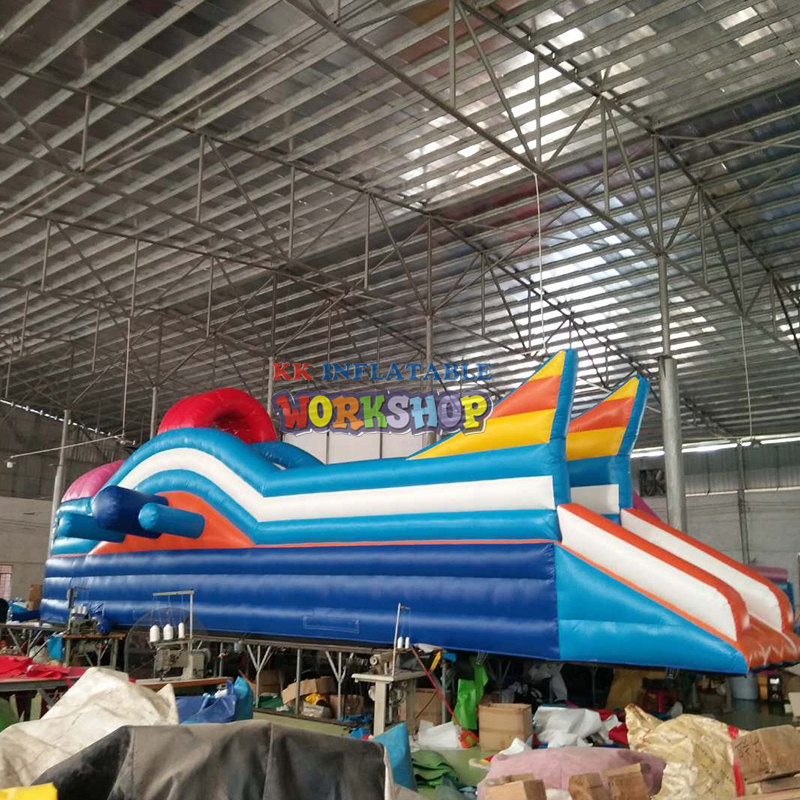 Parque acuático inflable con temática épica: castillo hinchable, trampolín y un enorme tobogán de agua desmontable. 2