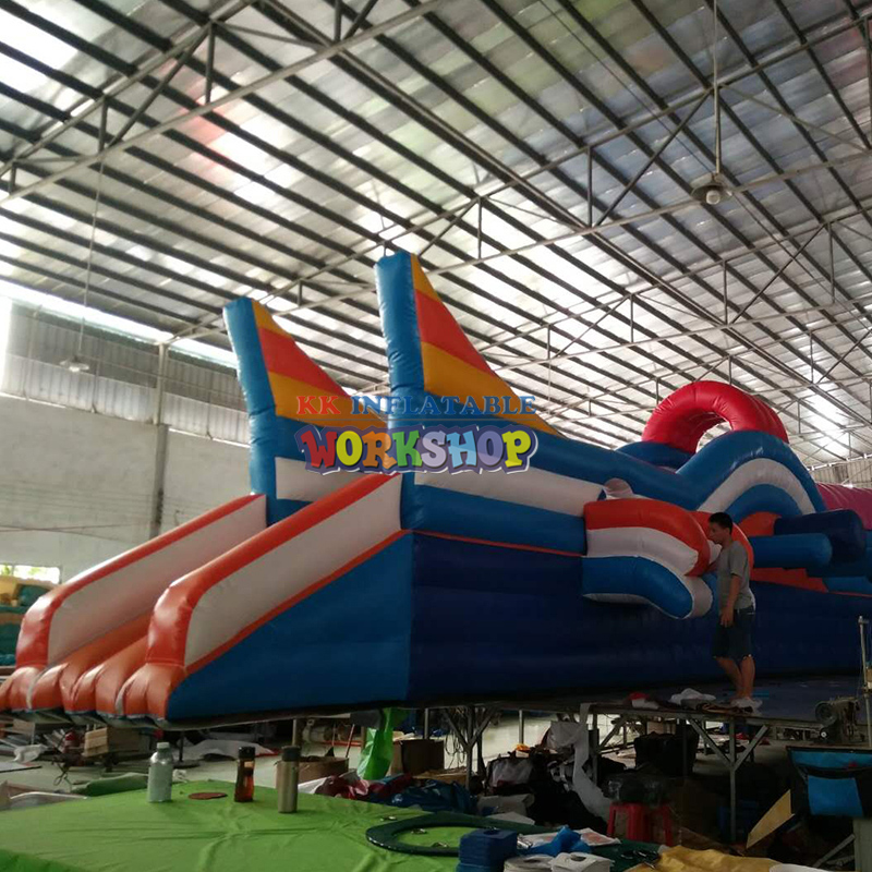 Parque acuático inflable con temática épica: castillo hinchable, trampolín y un enorme tobogán de agua desmontable. 6