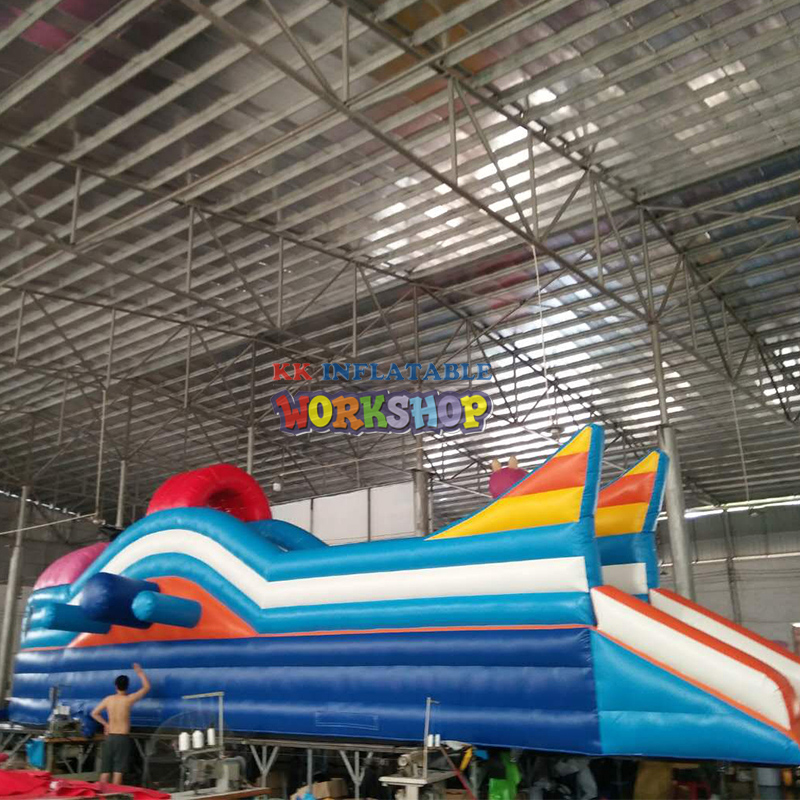 Parque acuático inflable con temática épica: castillo hinchable, trampolín y un enorme tobogán de agua desmontable. 7