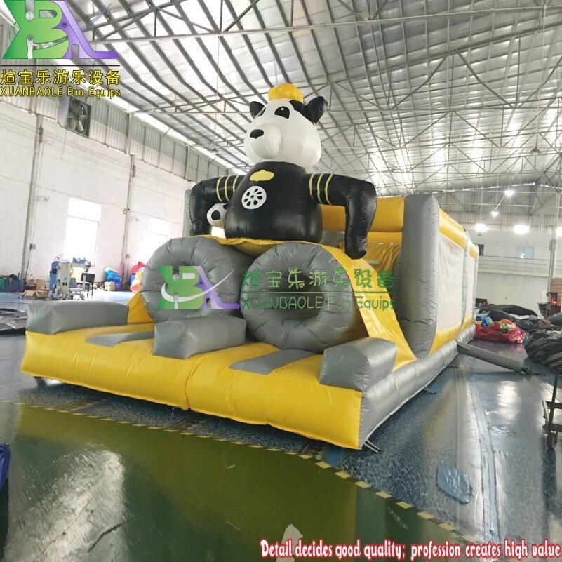 Carrera de obstáculos inflable con castillo que rebota, casa de rebote temática de Mr Black con salto con tobogán, Panda encantador de dibujos animados 1
