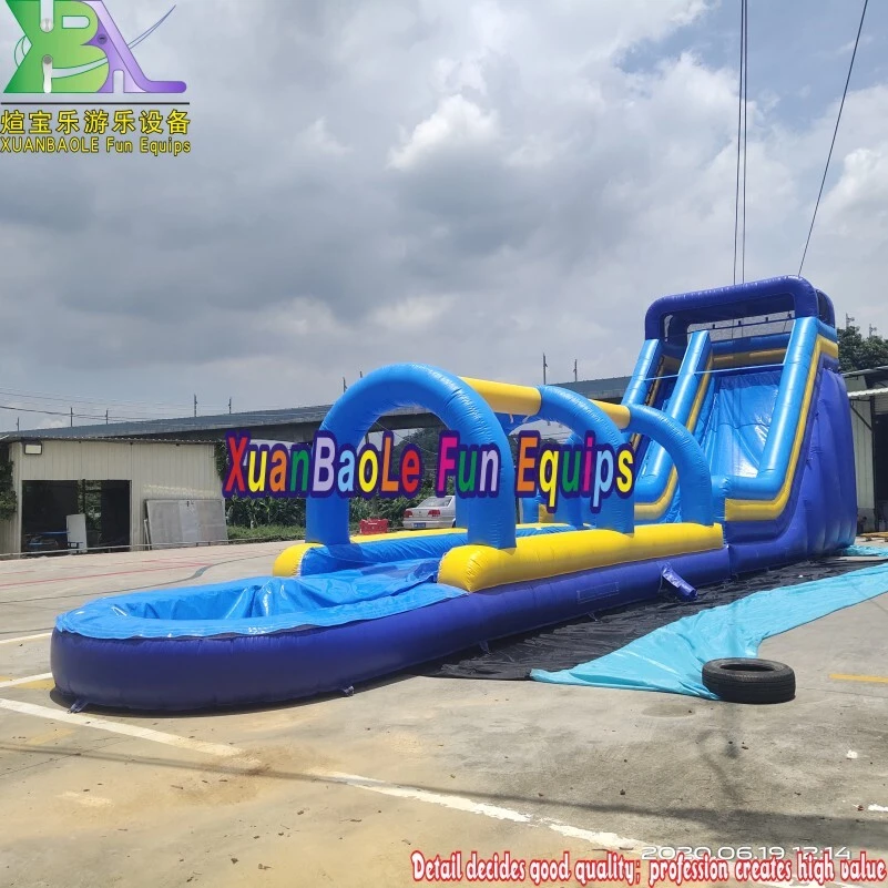 Tobogán acuático inflable comercial de color azul y amarillo con diseño de carril deslizante y zona inflable 1