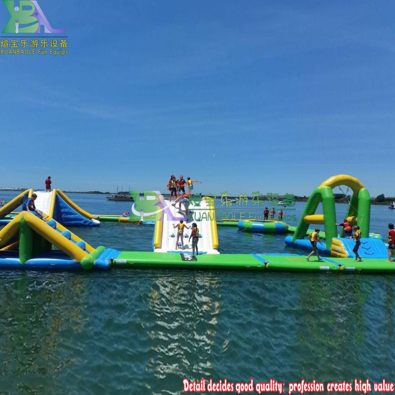 Parque de atracciones acuático verde claro/Parque acuático inflable con divertidos obstáculos para el mar o el lago 1