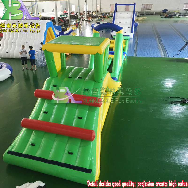 Parque acuático inflable flotante verde y amarillo con juegos de pista de obstáculos 5