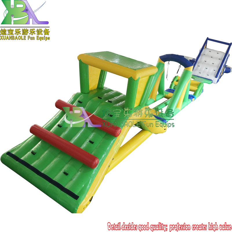 Parque acuático inflable flotante verde y amarillo con juegos de pista de obstáculos 2