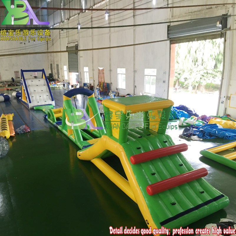 Parque acuático inflable flotante verde y amarillo con juegos de pista de obstáculos 4