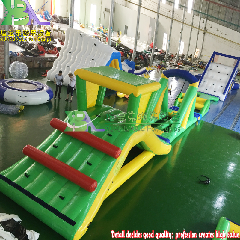 Parque acuático inflable flotante verde y amarillo con juegos de pista de obstáculos 1