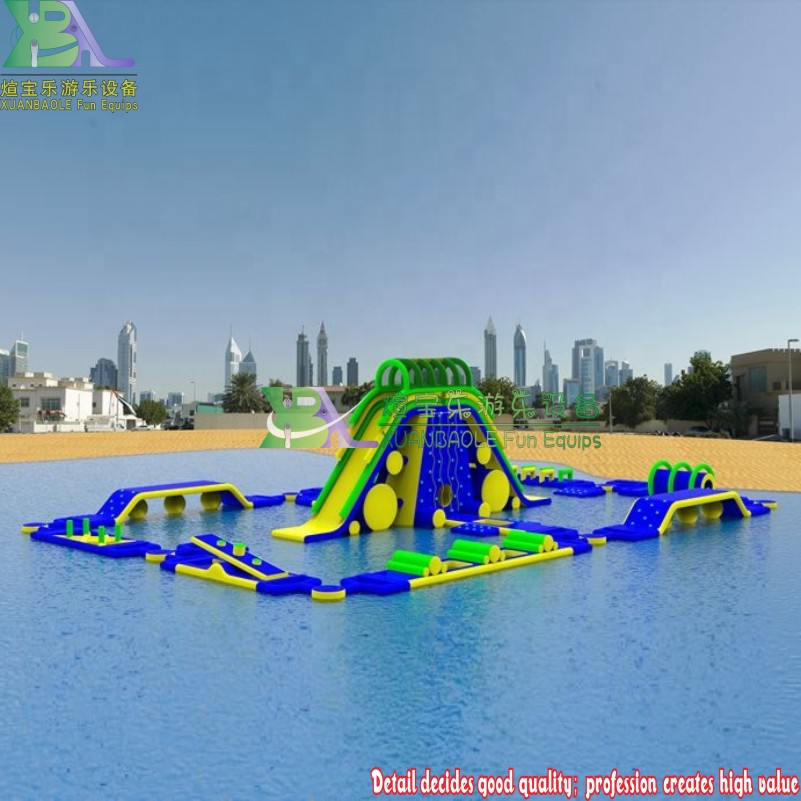 Parque acuático inflable flotante junto a la playa para adultos 1