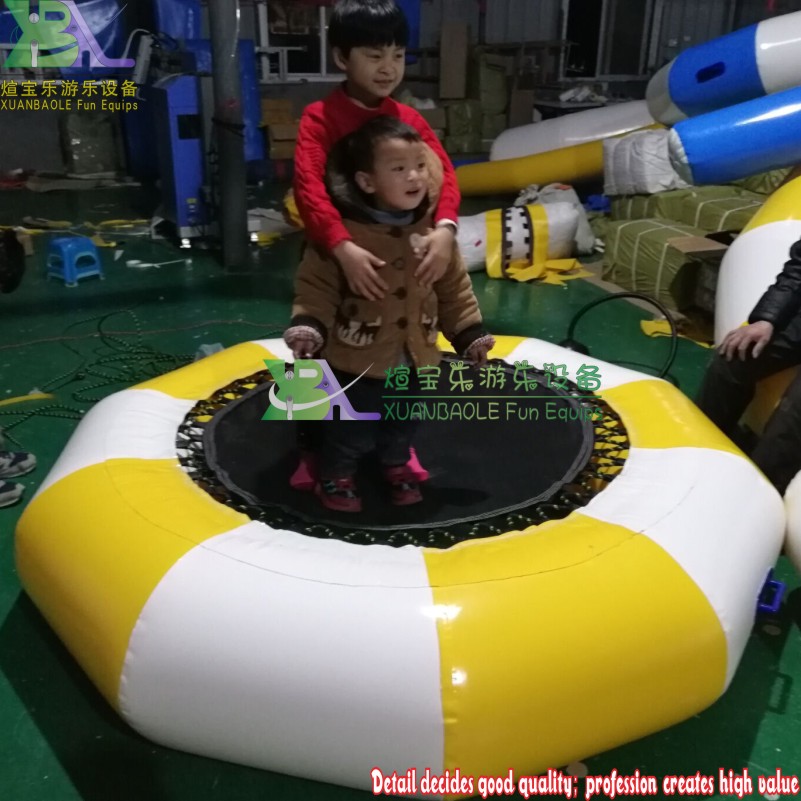 Trampolín de agua inflable a rayas amarillas - blancas para actividades de parque acuático 6