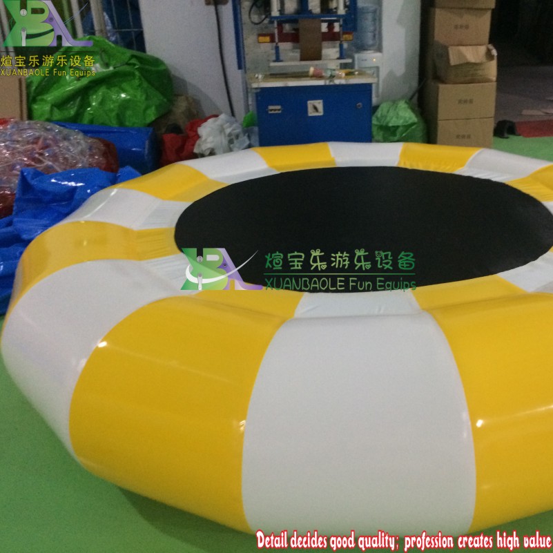 Trampolín de agua inflable a rayas amarillas - blancas para actividades de parque acuático 4