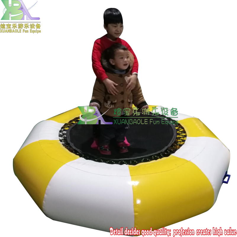 Trampolín de agua inflable a rayas amarillas - blancas para actividades de parque acuático 1