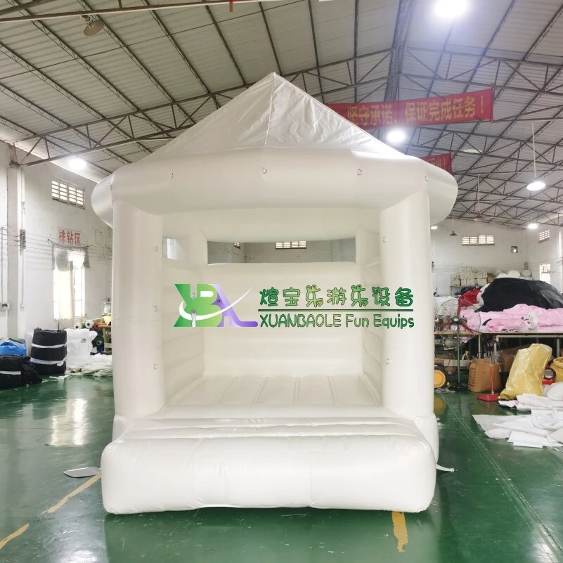 Château gonflable blanc avec rideaux et porte de toit - Idéal pour mariages, fêtes et événements. 1