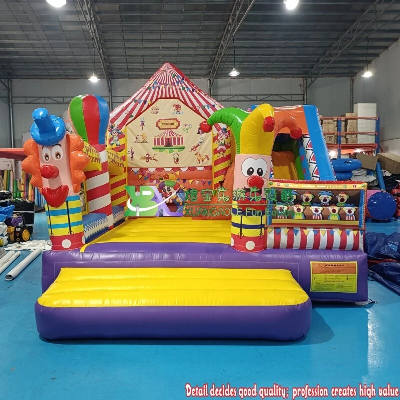 Château gonflable géant sur le thème des clowns avec toboggan et zone de saut combinée 1