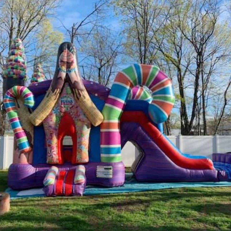 Castillo hinchable con tobogán y temática de tienda de dulces para eventos. 1