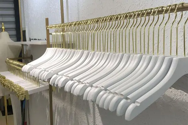 Wholesale men's clothes hangers manufacturers 4