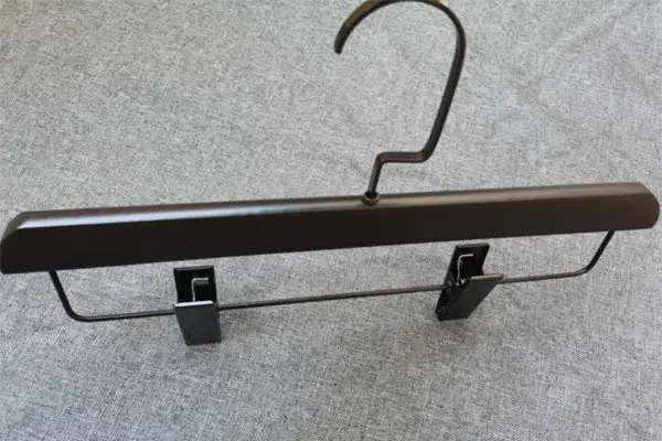 LEEVANS Wholesale wide wooden hangers Suppliers 3