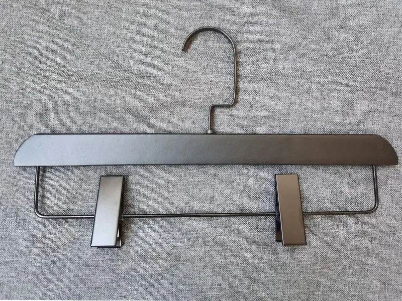 LEEVANS Wholesale wide wooden hangers Suppliers 2