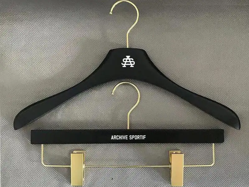 Luxury coat hanger in black and gold metal ,wide shoulder hanger 1