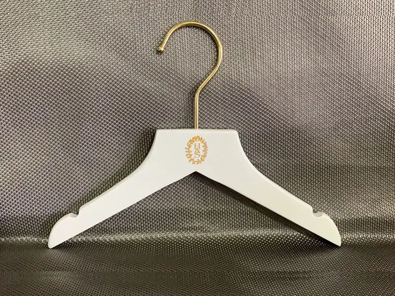 Kids hanger in customized color , custom children hanger with brand logo 1