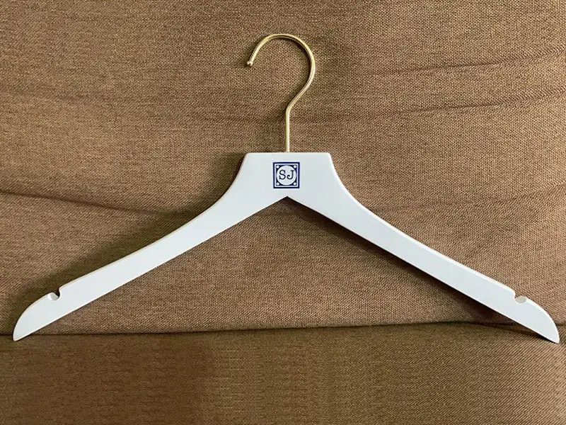 Curved Wooden Hangers Wooden Hanger with Custom Logo Wholesale - LEEVANS 4