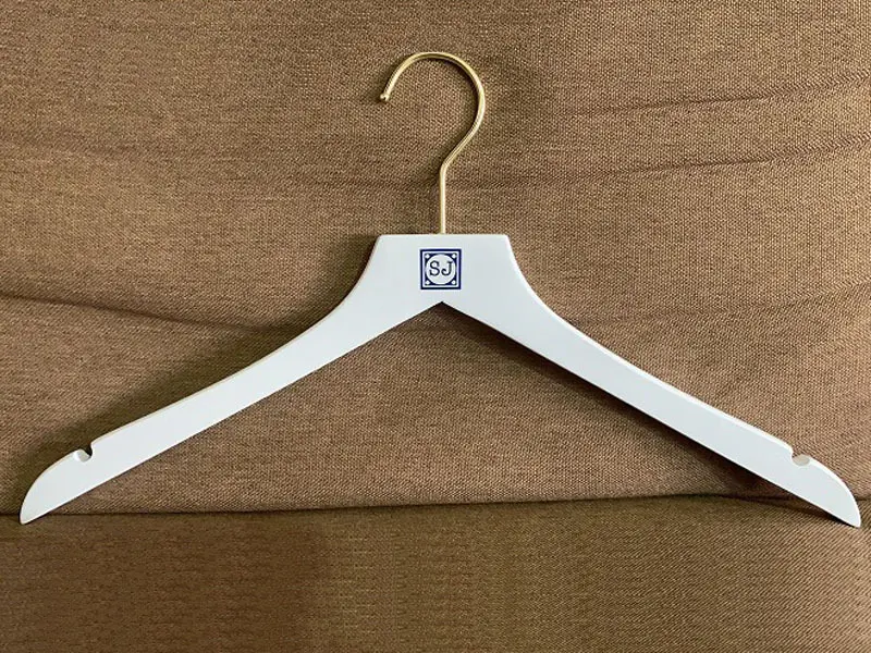 Curved Wooden Hangers Wooden Hanger with Custom Logo Wholesale - LEEVANS 4