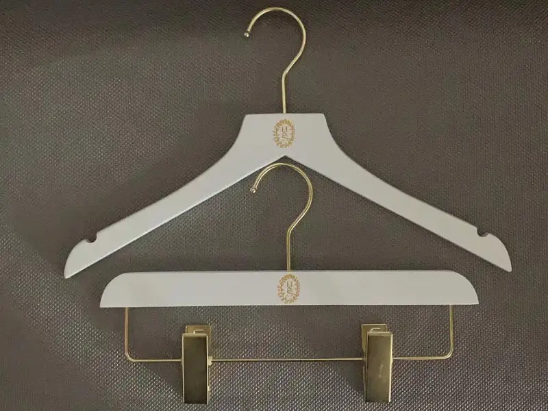 Curved Wooden Hangers Wooden Hanger with Custom Logo Wholesale - LEEVANS 3
