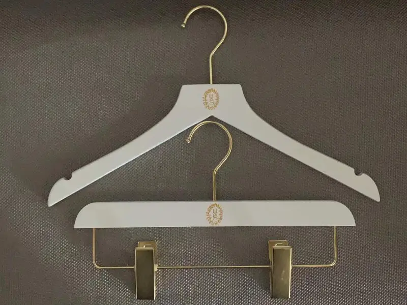Curved Wooden Hangers Wooden Hanger with Custom Logo Wholesale - LEEVANS 3