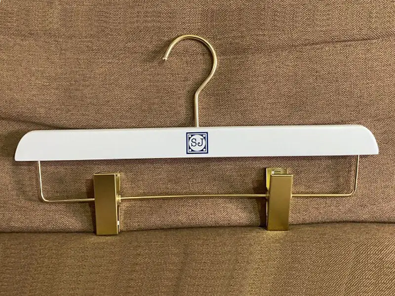 Curved Wooden Hangers Wooden Hanger with Custom Logo Wholesale - LEEVANS 5