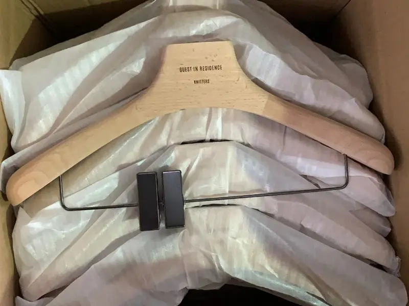 Black Wooden Hangers Wholesale Based on Bag Types and Quantity by LEEVANS 3