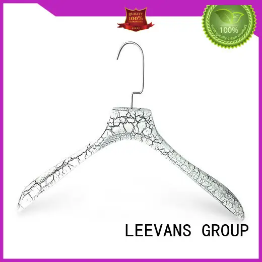 LEEVANS online wooden coat hanger supplier for children 1