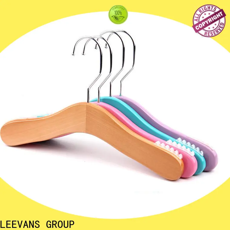 LEEVANS Latest personalised wooden hangers for business 1