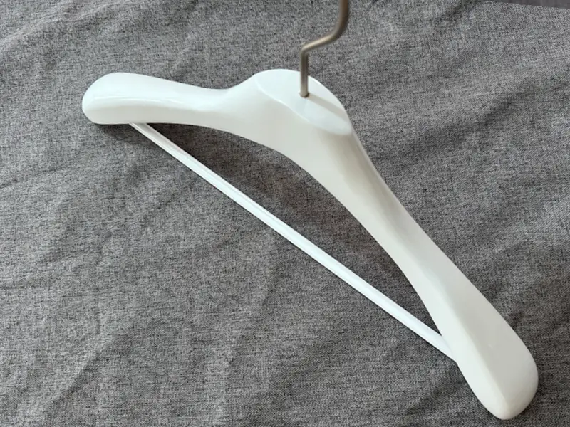 Widely shoulder 4.5cm white coat hanger with bar 1