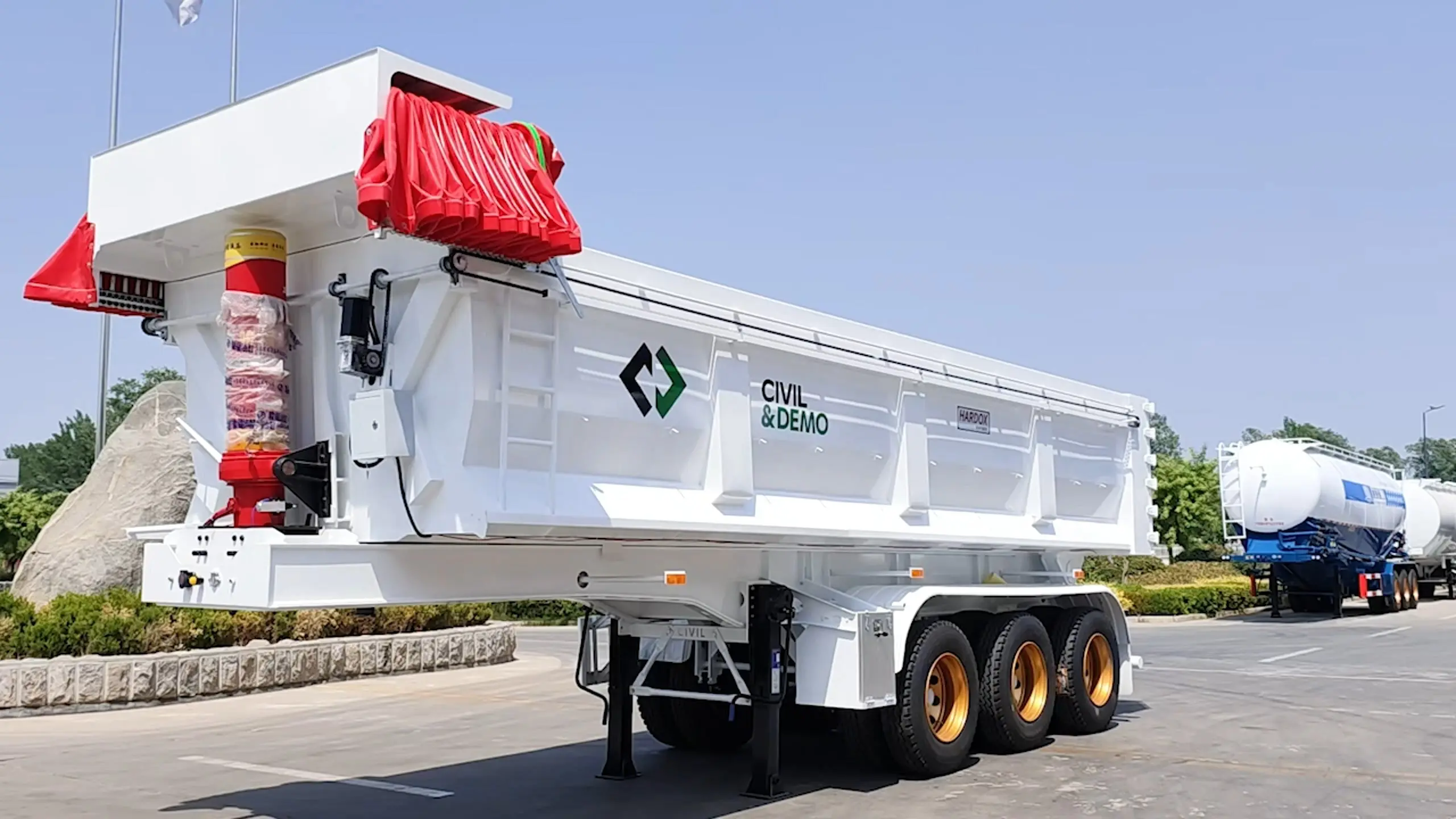3 Axle Dump Trailer Rear Tipping Trailer Heavy Duty 60 Ton 80 Ton With Electric Tarpaulin 1