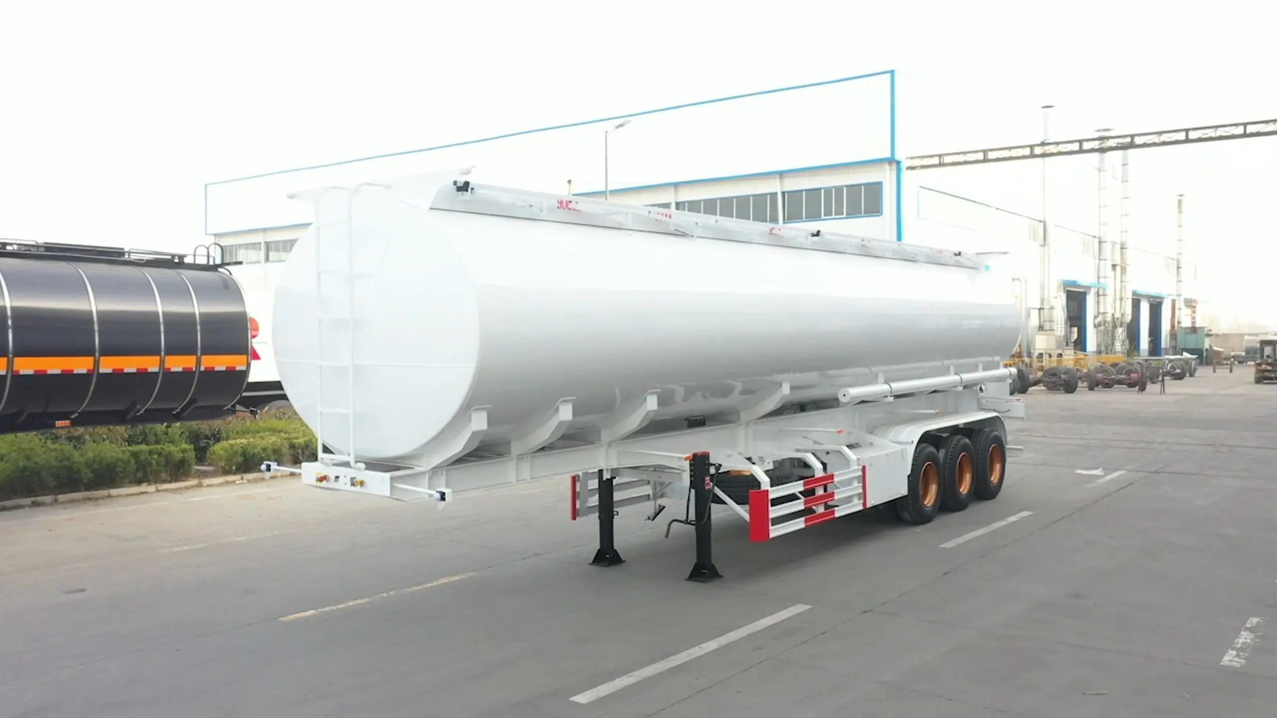 45000-50000 Liters 3 Axle Fuel Tank Semi Trailer With High Strenth Steel 1