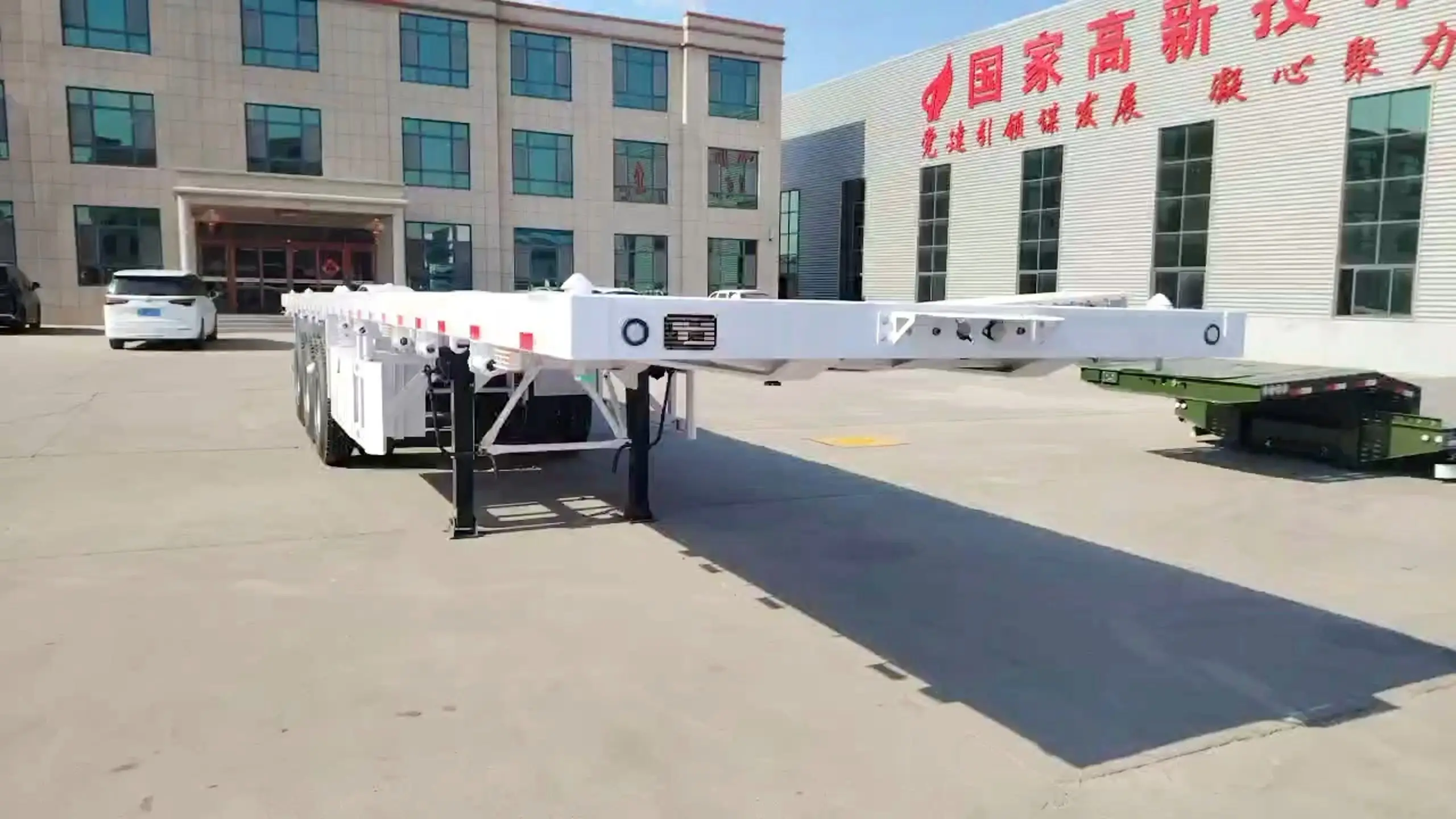 Flatbed Trailer For Transporting Bulk Cargo And Containers 1