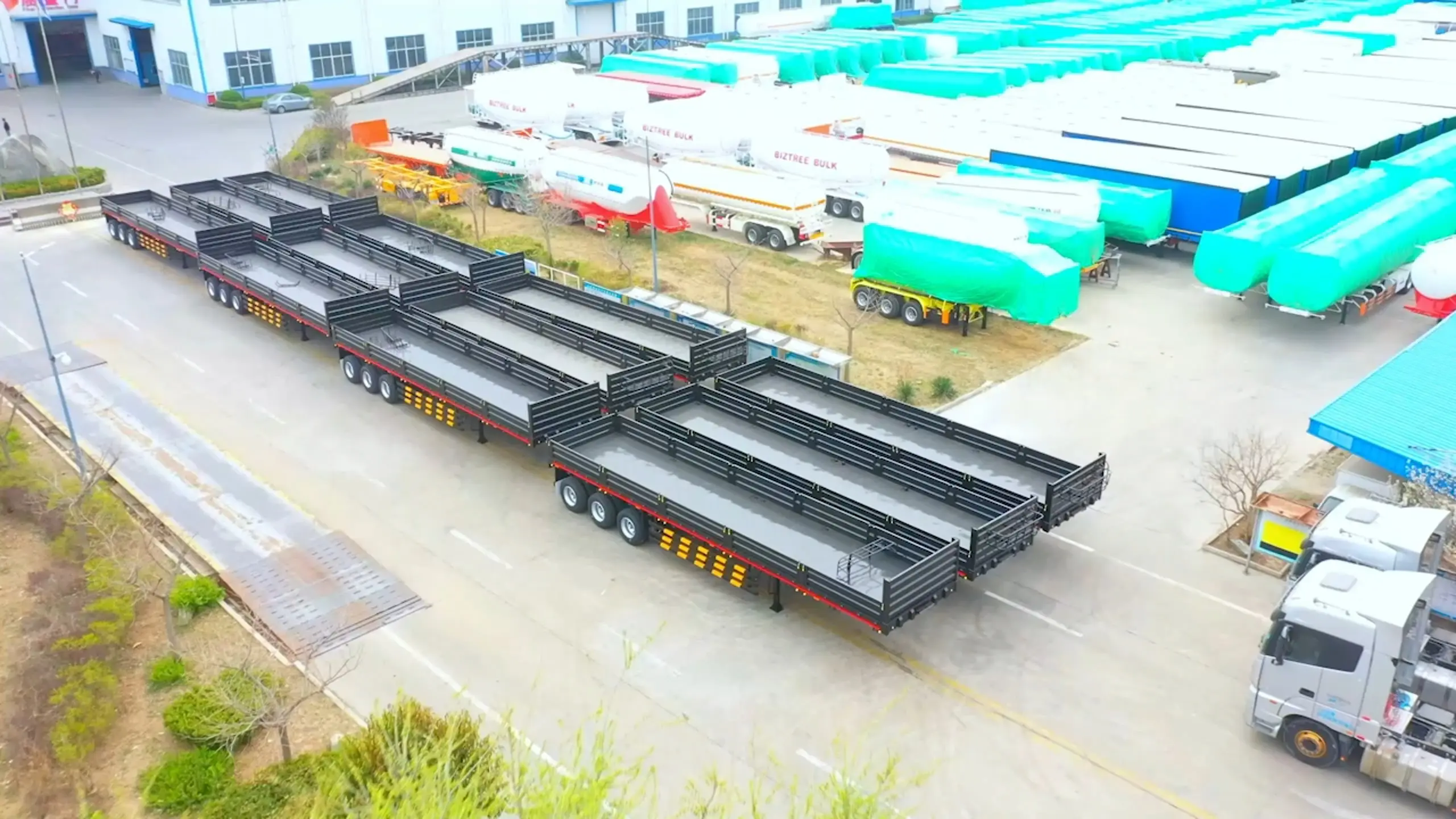 Side Wall Flatbed Semi Trailer For Bulk Cargo Transport 1