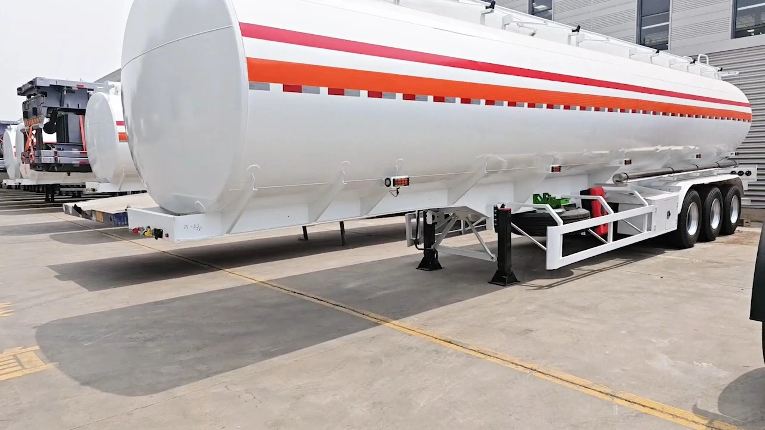 3 Axles 40000 Liters Carbon Steel Fuel Tank Trailer 1