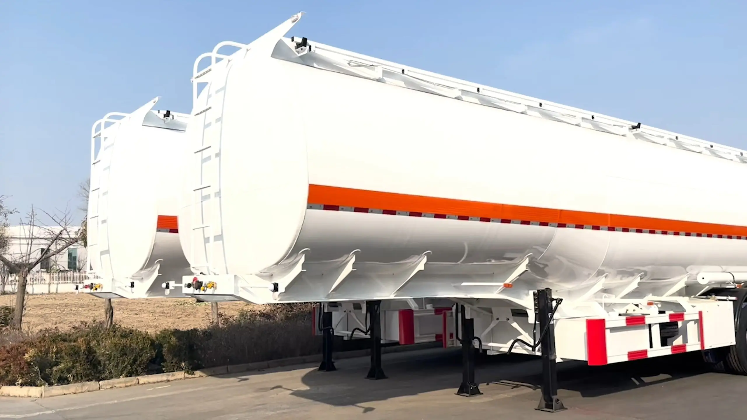 4 Axle 49000 Liters Oil Tanker Trailer 1