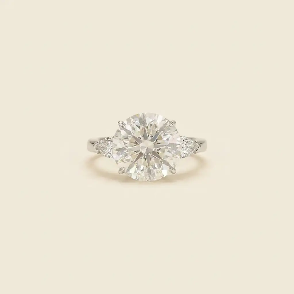 Anillo de platino con tres piedras y diamante sintético de talla redonda de 13,14 ct engastado en cuatro puntas. 1