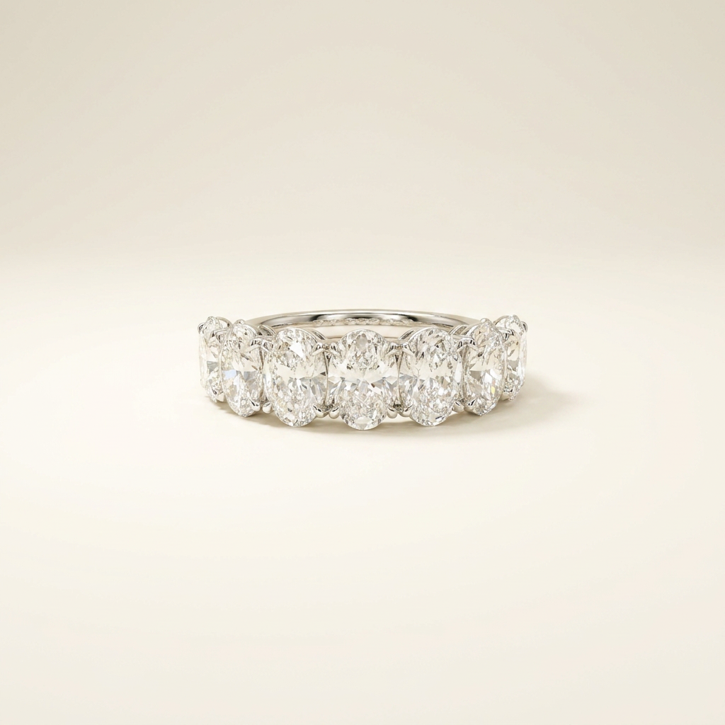 Anillo de media alianza de oro blanco de 18 quilates con diamante sintético de talla ovalada de 3,1 ct. 1