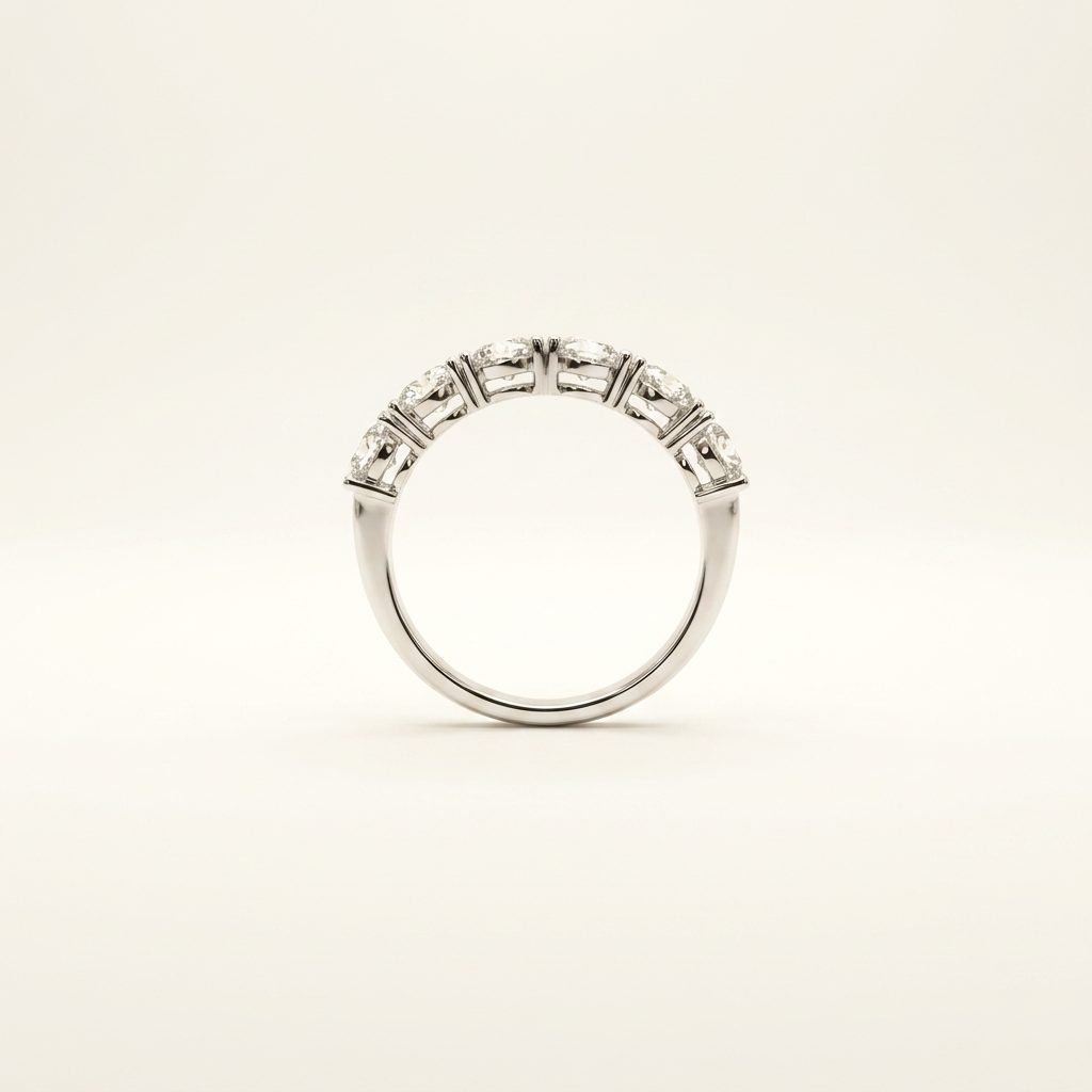Anillo de media alianza de oro blanco de 18 quilates con diamante sintético de talla ovalada de 3,1 ct. 3
