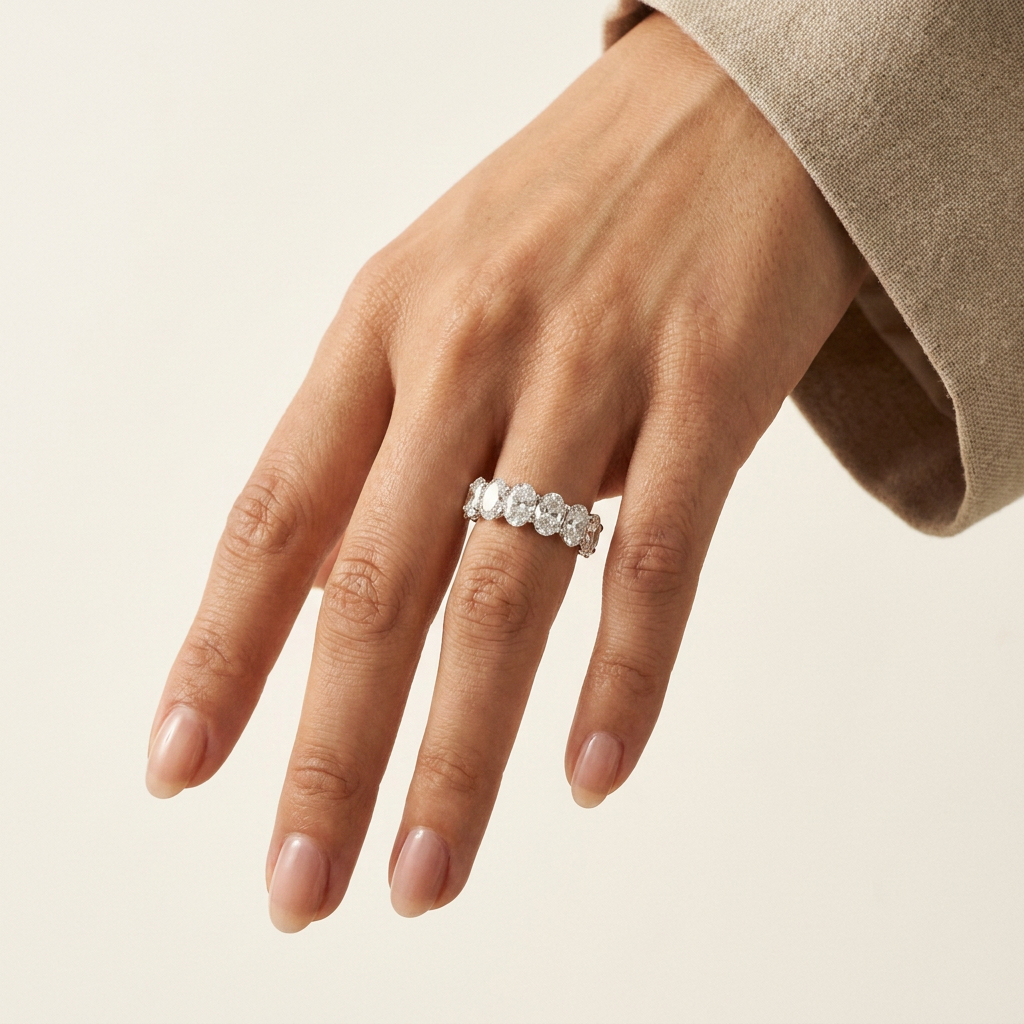 Anillo de media alianza de oro blanco de 18 quilates con diamante sintético de talla ovalada de 3,1 ct. 4