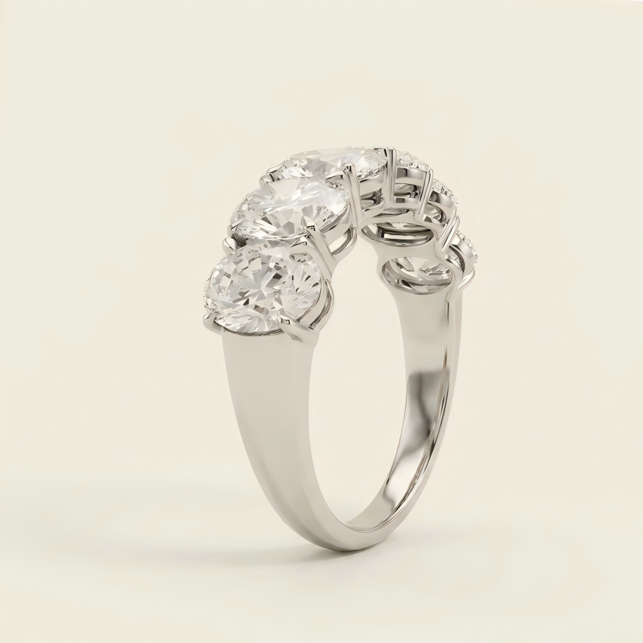 Anillo de media alianza de oro blanco de 18 quilates con diamante sintético de talla ovalada de 3,1 ct. 2