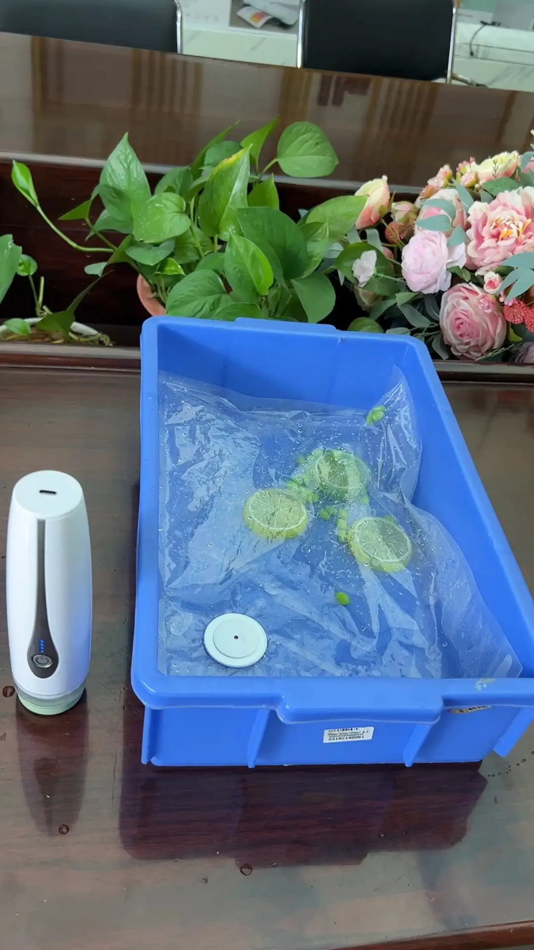 Cordless handheld food vacuum sealer with water-suction function for food preservation 1