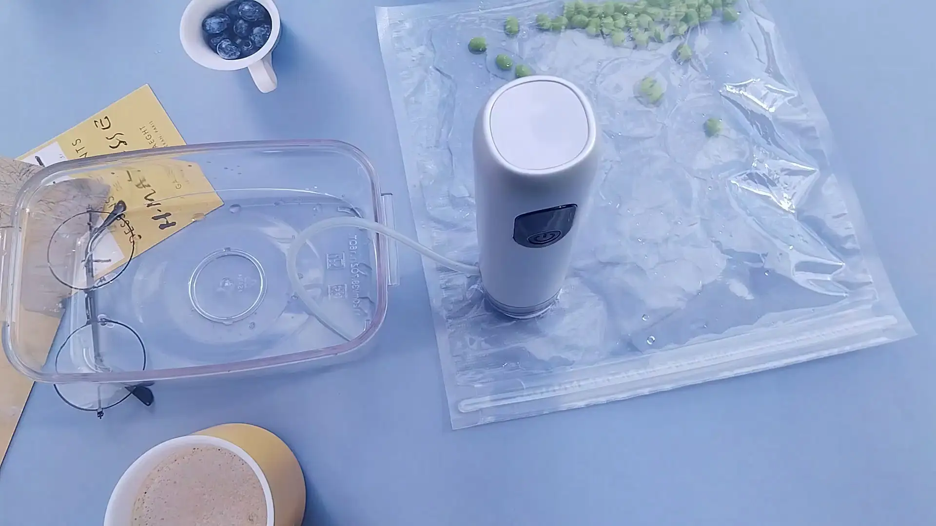 Premium Home Use Electric and Manual Hand-Held Vacuum Food Sealer Made of Plastic 1