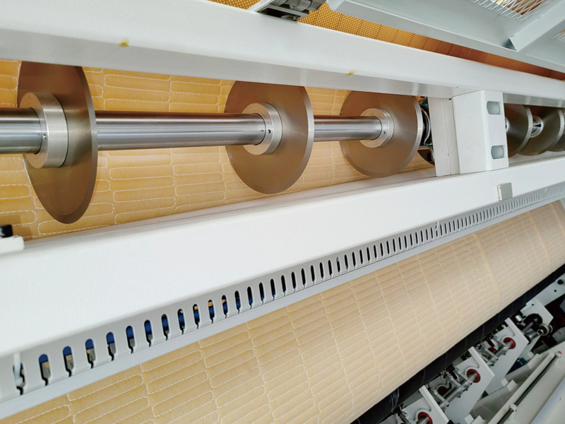 KH-420BD + SL  Hi-Speed Multi-Needle Quilting Machine（Slitting Device） 4