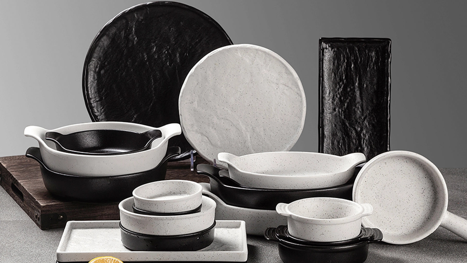 Wholesale Customize Logo Japanese Style White And Black Ceramic Plate Porcelain Dinnerware Set 1