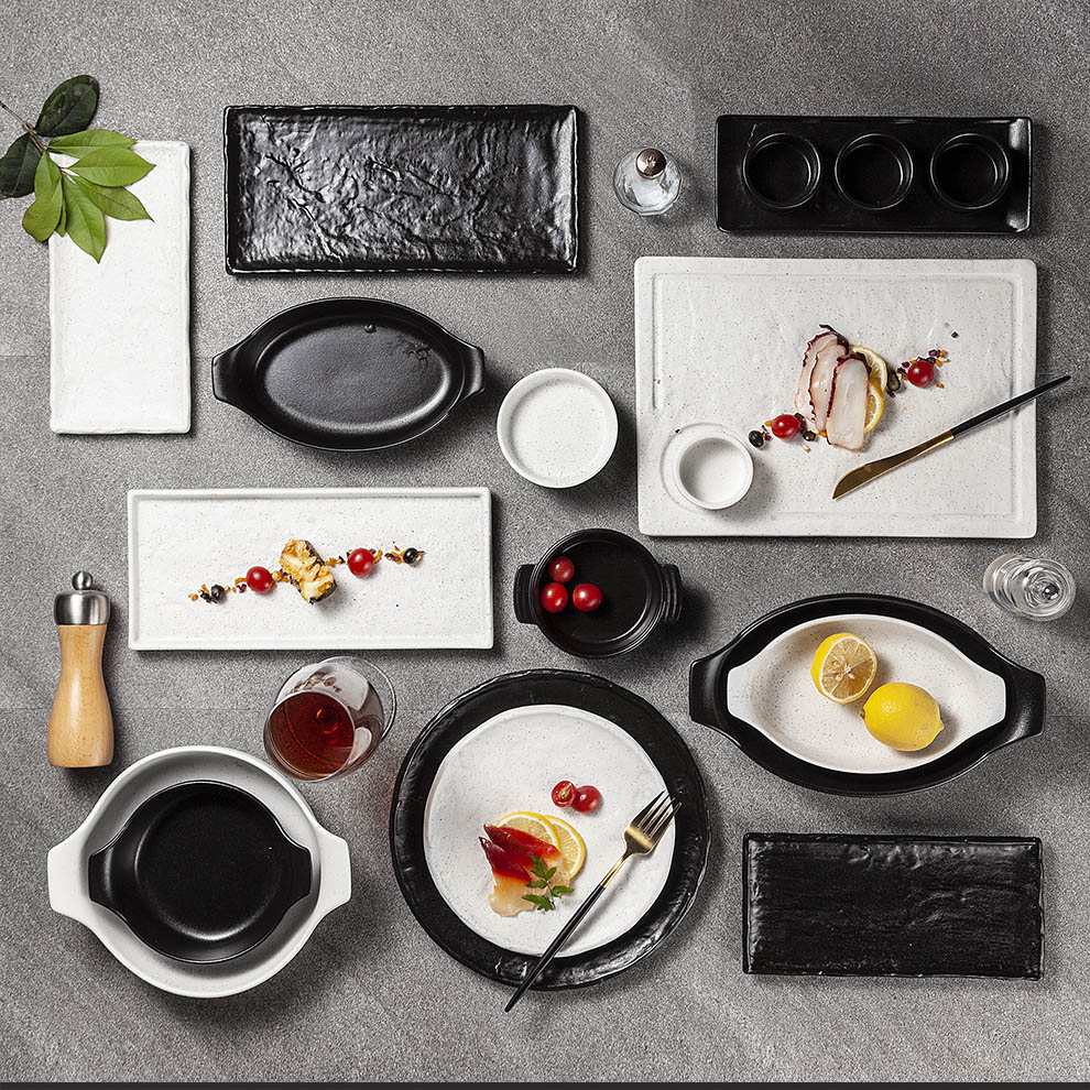 Pograndaj Ceramikaj Porcelanaj Platoj Vespermanĝoj Aranĝu Japana Stilo Blanka kaj Nigra 8
