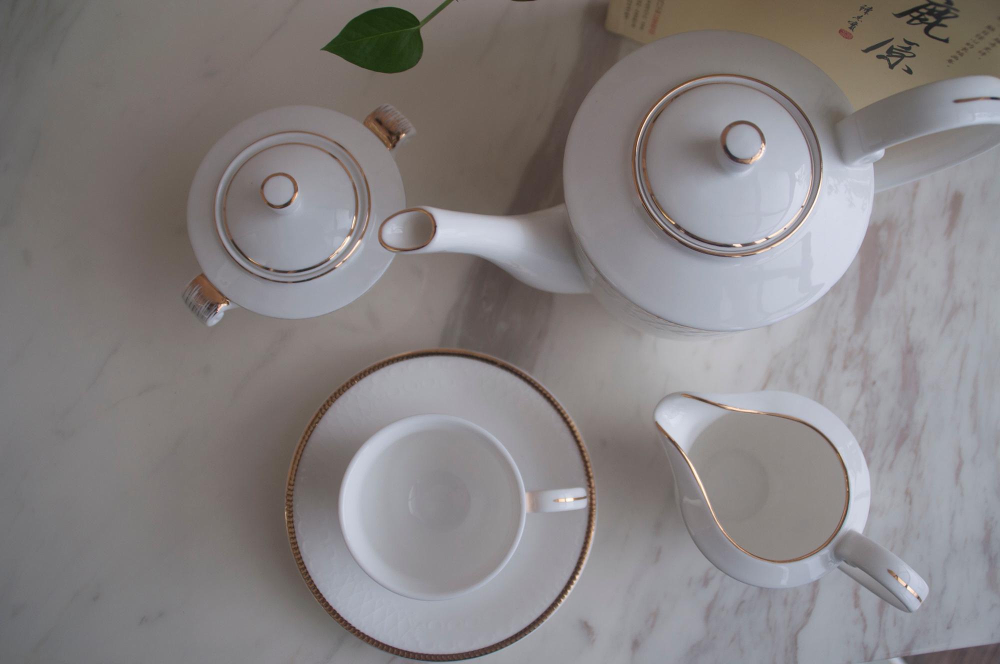 Ora Rim Vespermanĝa Plato Plej Lasta Dezajno Nova Bone Ĉina Vespermanĝo Aro Por Geedziĝo 15